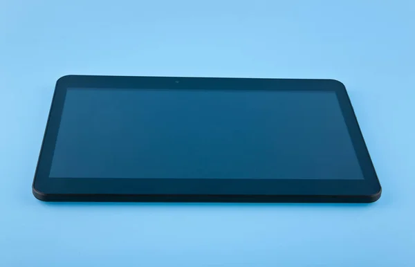 Tablet pada penutupan latar belakang biru — Stok Foto