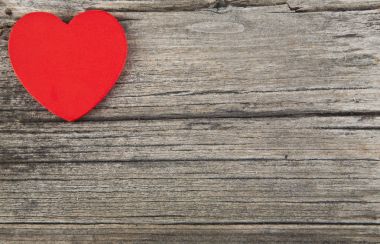 ahşap arka plan üzerinde Hearts