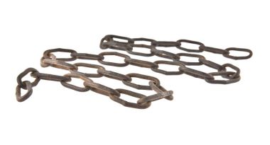 Beyaz arkaplanda zincir izole edildi