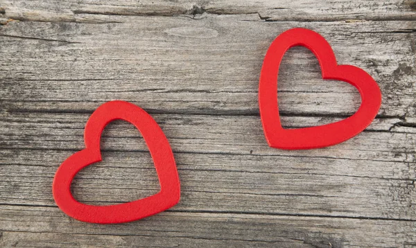 Corazones sobre un fondo de madera — Foto de Stock