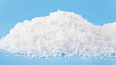 mavi bir arka plan üzerinde beyaz kar