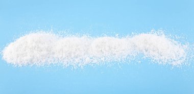 mavi bir arka plan üzerinde beyaz kar