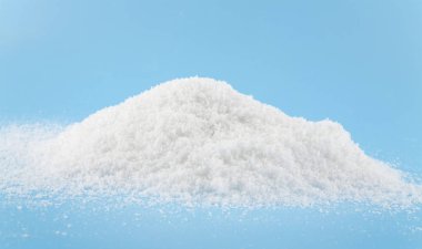 mavi bir arka plan üzerinde beyaz kar