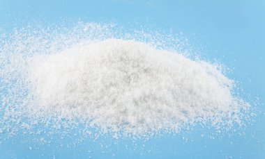 mavi bir arka plan üzerinde beyaz kar