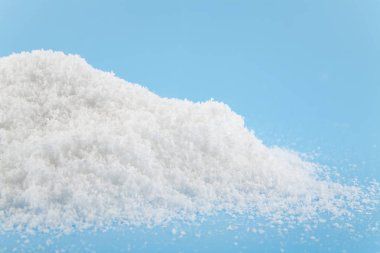 mavi bir arka plan üzerinde beyaz kar