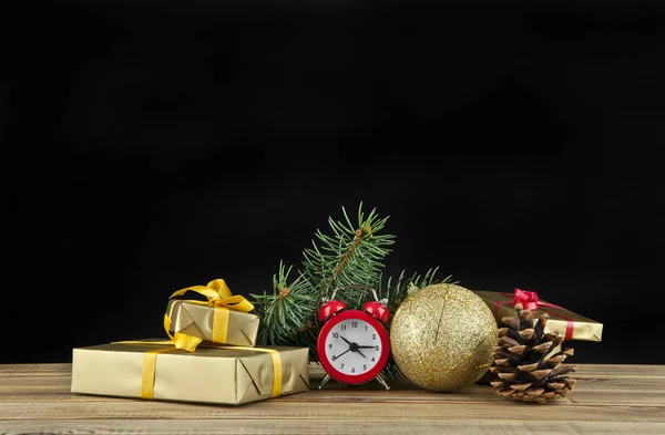 Horloge, kerstballen en Christmas tree branch — Stockfoto