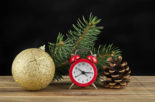 Klocka, julgranskulor och julgran gren — Stockfoto
