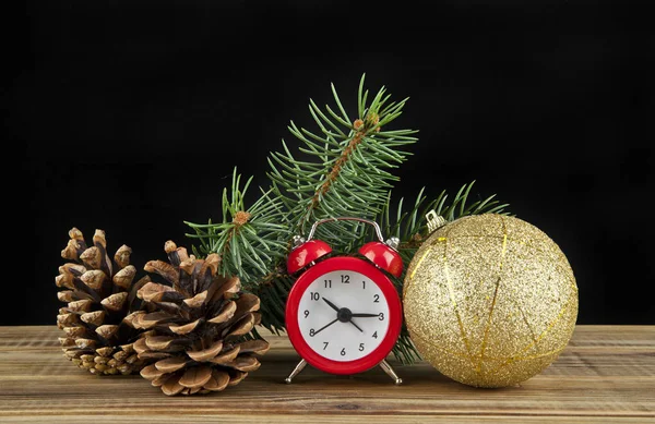 Klocka, julgranskulor och julgran gren — Stockfoto