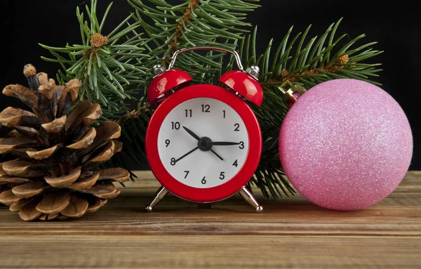 Reloj, bolas de Navidad y rama de árbol de Navidad —  Fotos de Stock
