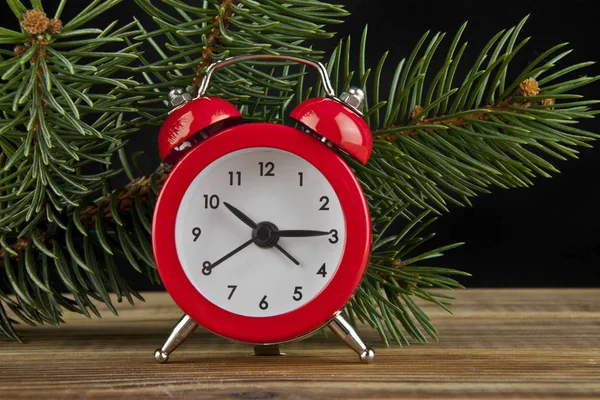 Orologio e ramo dell'albero di Natale — Foto Stock