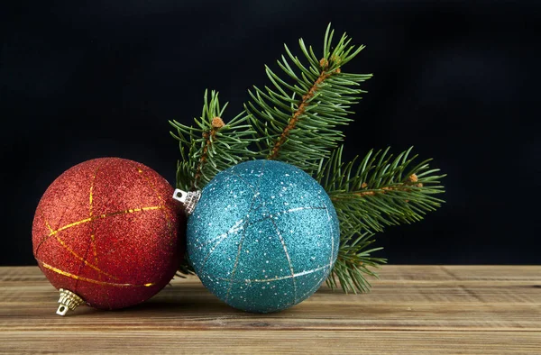 Kerstballen en Christmas tree branch — Stockfoto