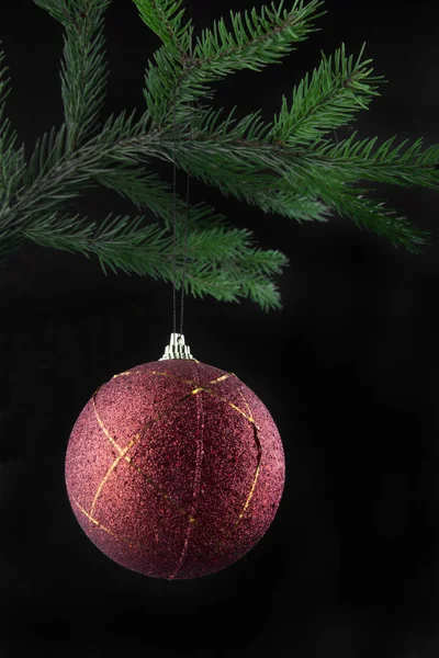 Рождественские шары на черном фоне — стоковое фото