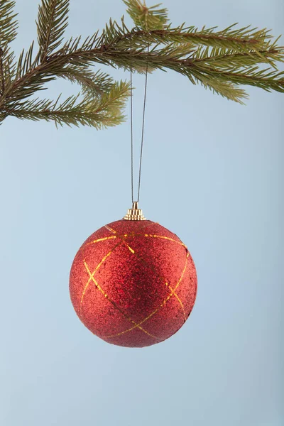 Kerstballen op blauwe achtergrond — Stockfoto