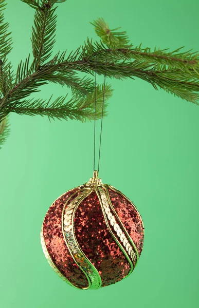 Yeşil bir arka plan üzerinde Noel topları — Stok fotoğraf