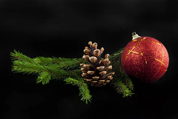 Bolas de Navidad y rama de árbol de Navidad — Foto de Stock