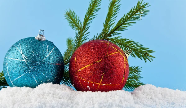 Karácsonyi fa ága, a karácsonyi bálok és a fehér hó — Stock Fotó