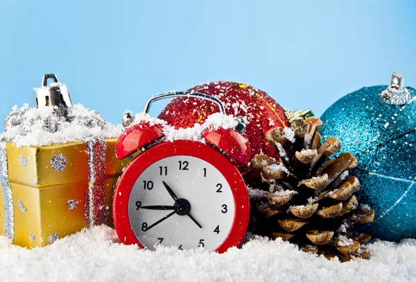 Regali di Natale orologio e neve bianca — Foto Stock