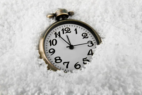 Orologio in stile retrò sulla neve — Foto Stock
