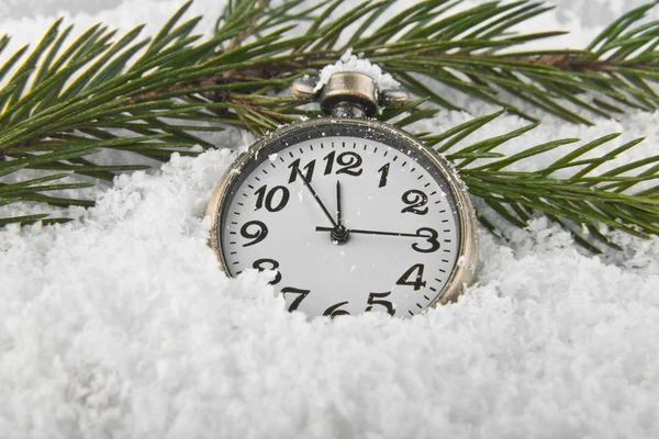 Orologio in stile retrò sulla neve — Foto Stock