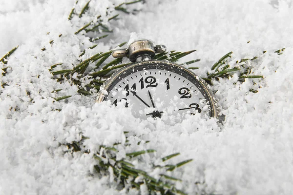 Reloj en estilo retro en la nieve —  Fotos de Stock