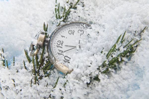 Reloj en estilo retro en la nieve —  Fotos de Stock