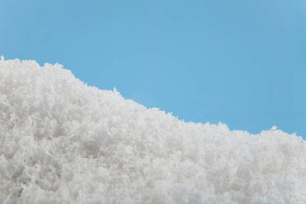 белый снег на синем фоне
