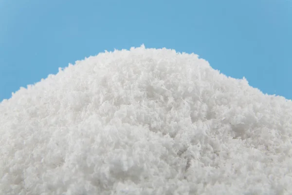 Nieve blanca sobre un fondo azul — Foto de Stock