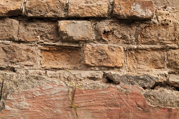 織り目加工の表面で古いレンガの壁 — ストック写真