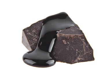 Beyaz arkaplanda çikolata