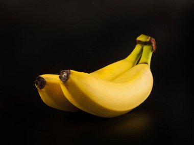 siyah arka plan üzerinde muz