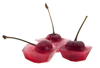 Kırmızı Kiraz buzun içinde olduğunu