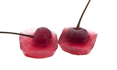 Kırmızı Kiraz buzun içinde olduğunu