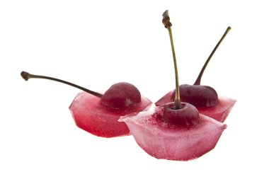 Kırmızı Kiraz buzun içinde olduğunu