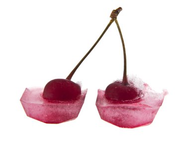 Kırmızı Kiraz buzun içinde olduğunu