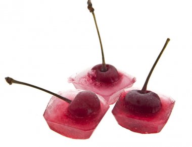 Kırmızı Kiraz buzun içinde olduğunu