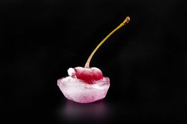 Kırmızı Kiraz buzun içinde olduğunu