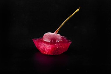 Kırmızı Kiraz buzun içinde olduğunu