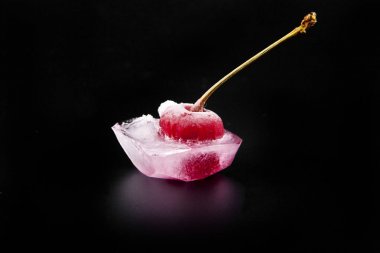 Kırmızı Kiraz buzun içinde olduğunu