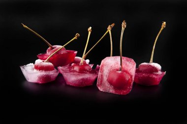 Kırmızı Kiraz buzun içinde olduğunu