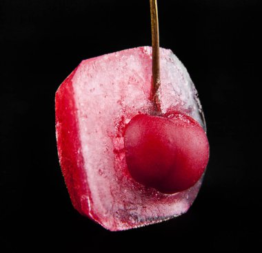 Kırmızı Kiraz buzun içinde olduğunu