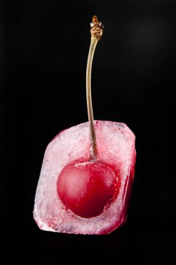 siyah bir zemin üzerine kırmızı kiraz buz 