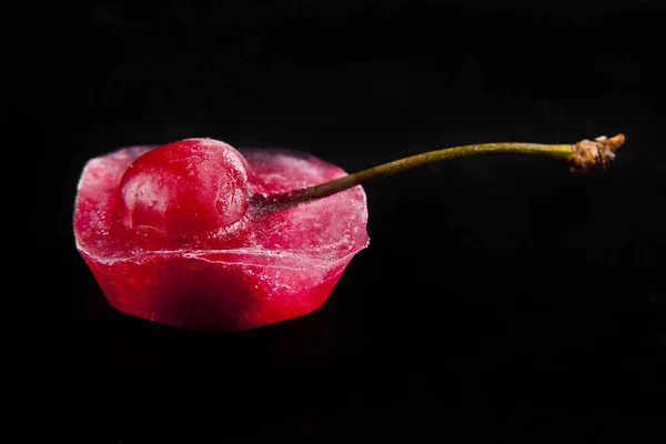 Cereza roja está en el hielo —  Fotos de Stock