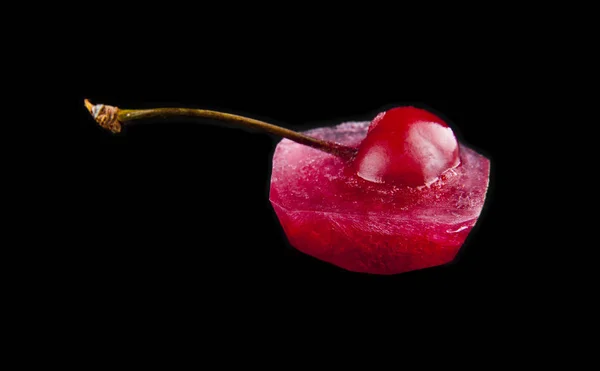 Cereza roja está en el hielo — Foto de Stock