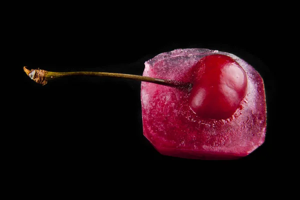 Red cherry jest w lodzie — Zdjęcie stockowe