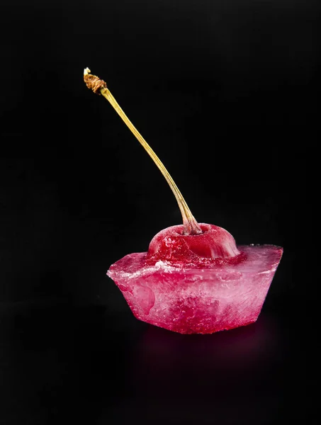 Cereja vermelha está no gelo — Fotografia de Stock