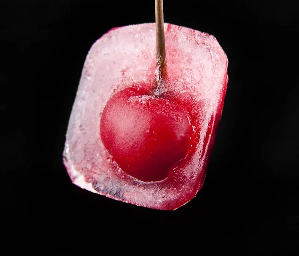 Cereza roja está en el hielo — Foto de Stock
