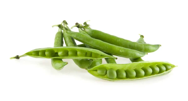 Grüne Erbsen auf weißem Hintergrund — Stockfoto