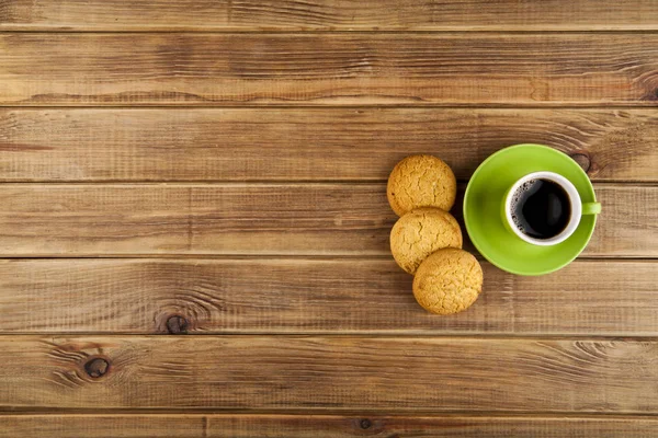 Groene cup met koffie en cookie — Stockfoto