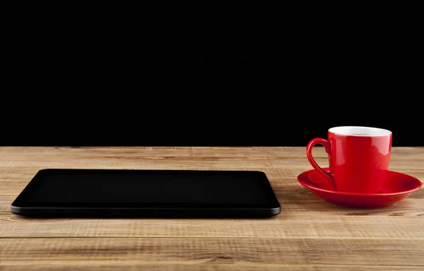 Tablet PC negro y taza de café — Foto de Stock