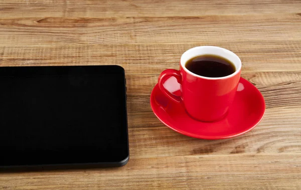 Tablet PC negro y taza de café — Foto de Stock